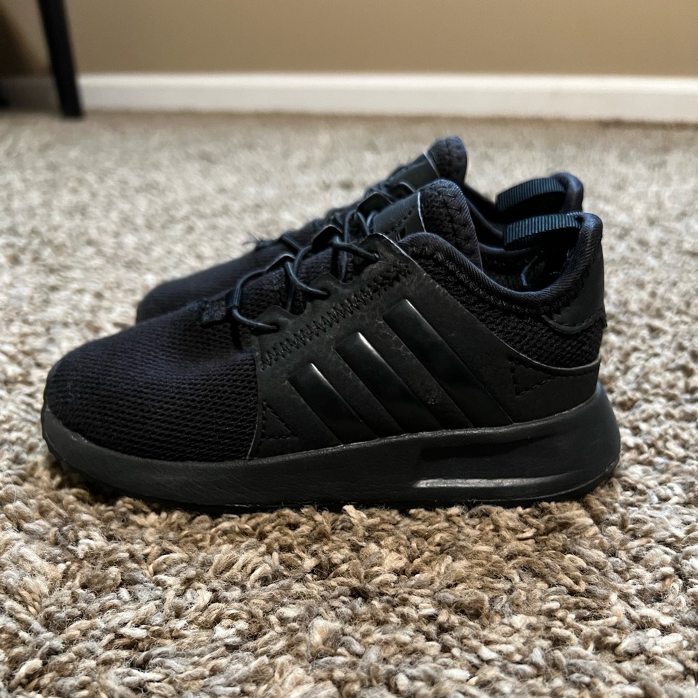 Like new size 9 toddler boys Adidas tennis shoe.